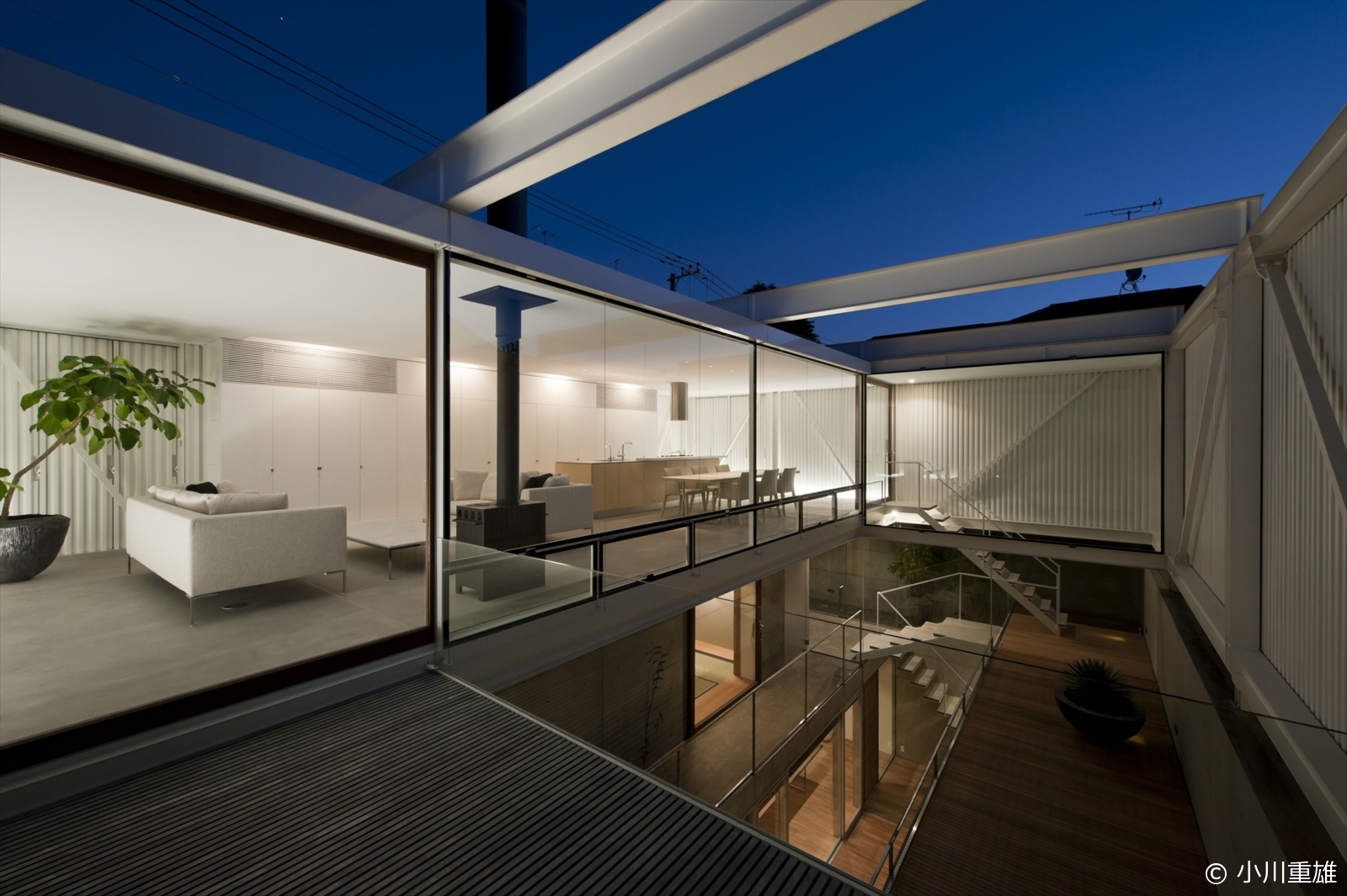 閉じた家の中に広がる、光に満ちた別世界」株式会社 矢板建築