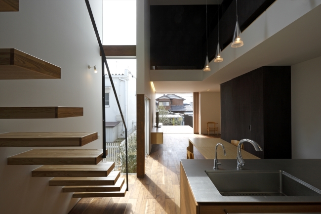 吹き抜けと高窓を生かし 縦長の家を光で満たす D I G Architectsの投稿記事 Housenote
