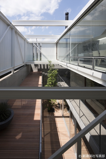 閉じた家の中に広がる、光に満ちた別世界」株式会社 矢板建築設計研究