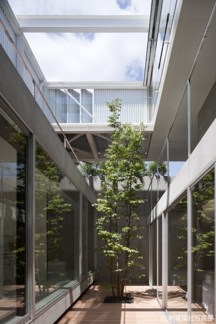 閉じた家の中に広がる、光に満ちた別世界」株式会社 矢板建築設計研究