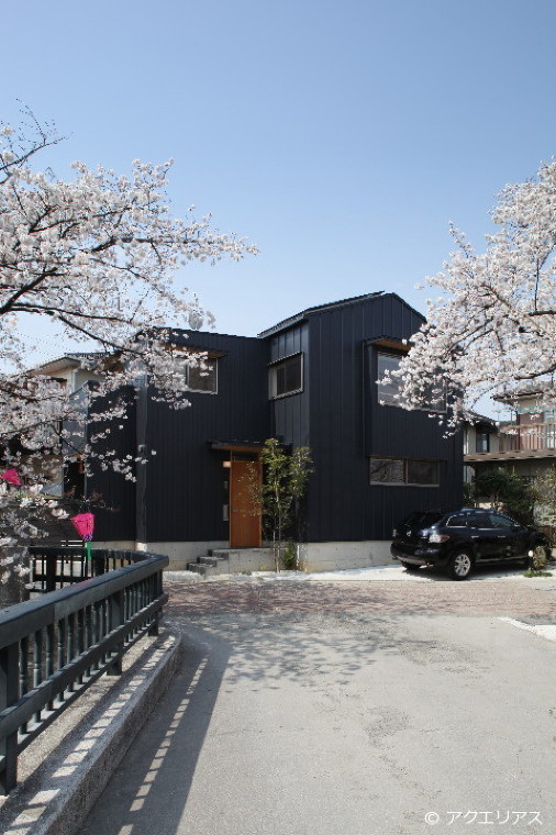 桜並木を眺める小さな家 外観