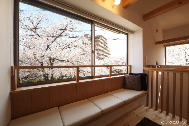 桜並木を眺める小さな家 リビングベンチ