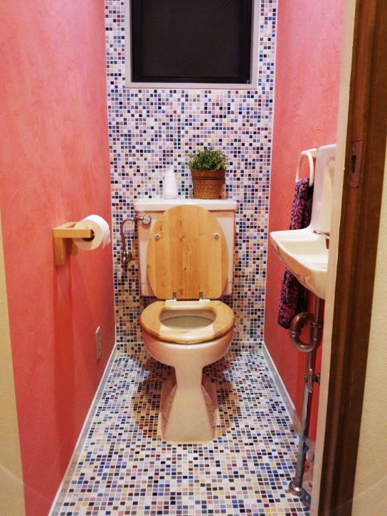 Как задекорировать туалет. Мозаика в туалете. Отделка туалета мозаикой. Декоративная мозаика в туалете. Туалет выложен мозаикой.
