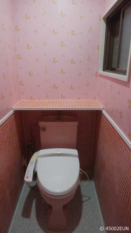 ピンクの壁にマルチモザイク 可愛いトイレ 洗面スペース お客様の施工事例 タイルライフ アウトレットタイル販売 通販 サイト