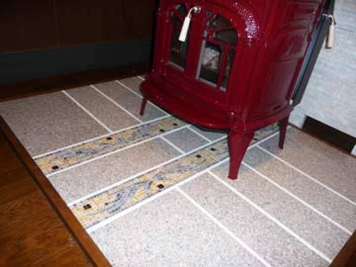 薪ストーブを引き立てる、大理石モザイクタイルの炉台 | お客様の施工