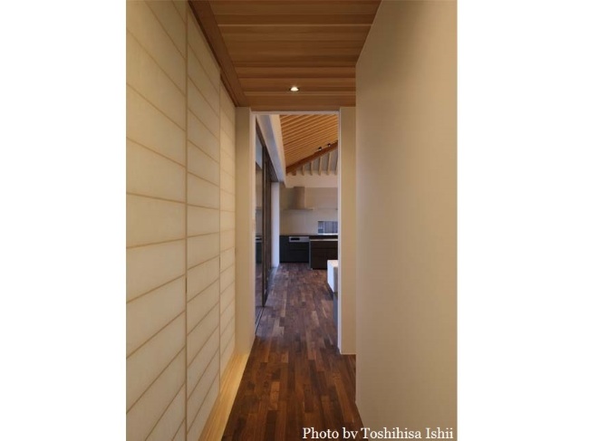 天井高さが押えられた廊下から 開放的なl Housenote
