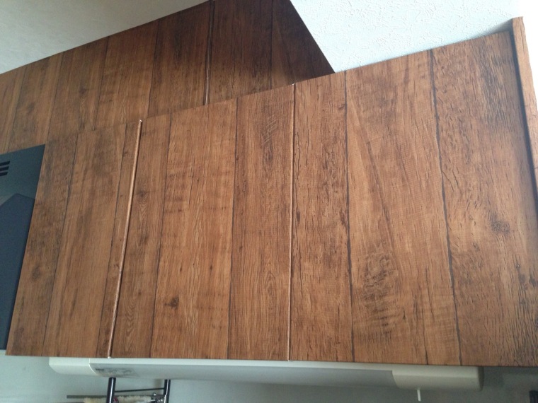 木目調の壁紙を貼ったキッチン戸棚