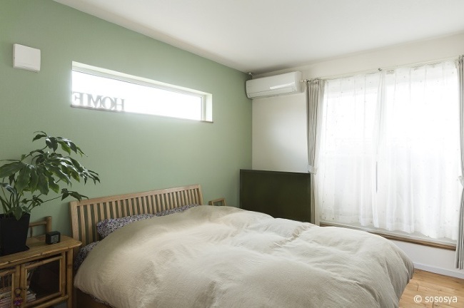 壁一面だけ淡いグリーンで落ち着く寝室 Housenote