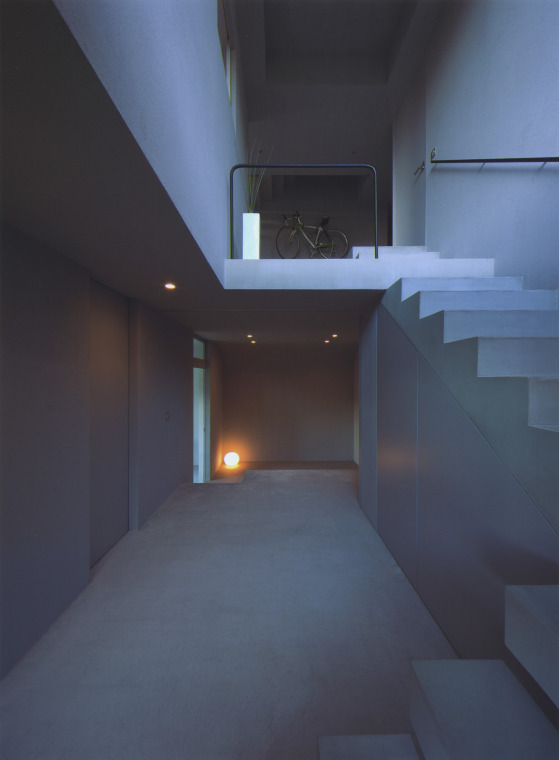 地下への階段  (撮影:石井紀久)